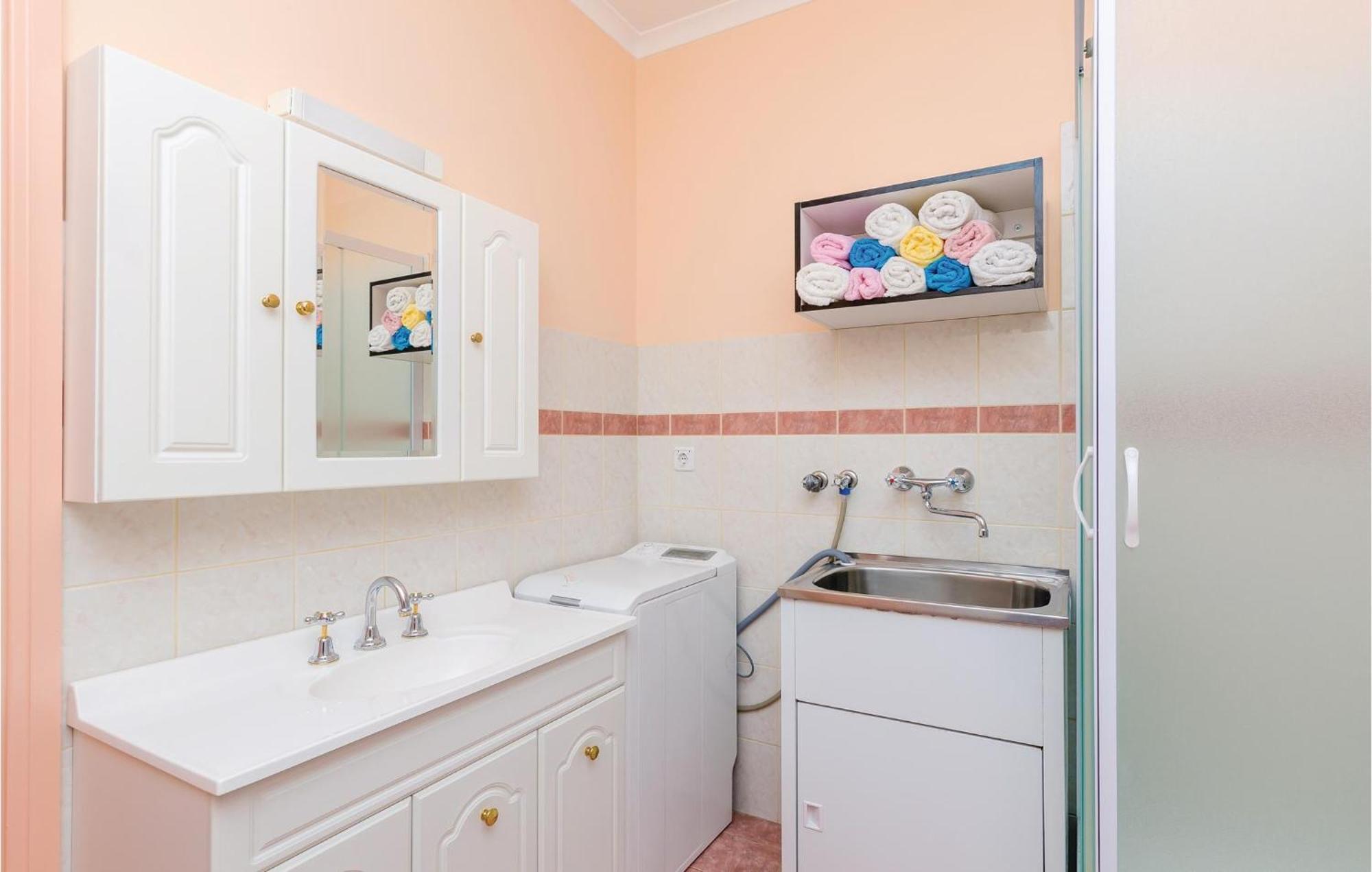 3 Bedroom Beautiful Apartment In Orasac Exterior photo