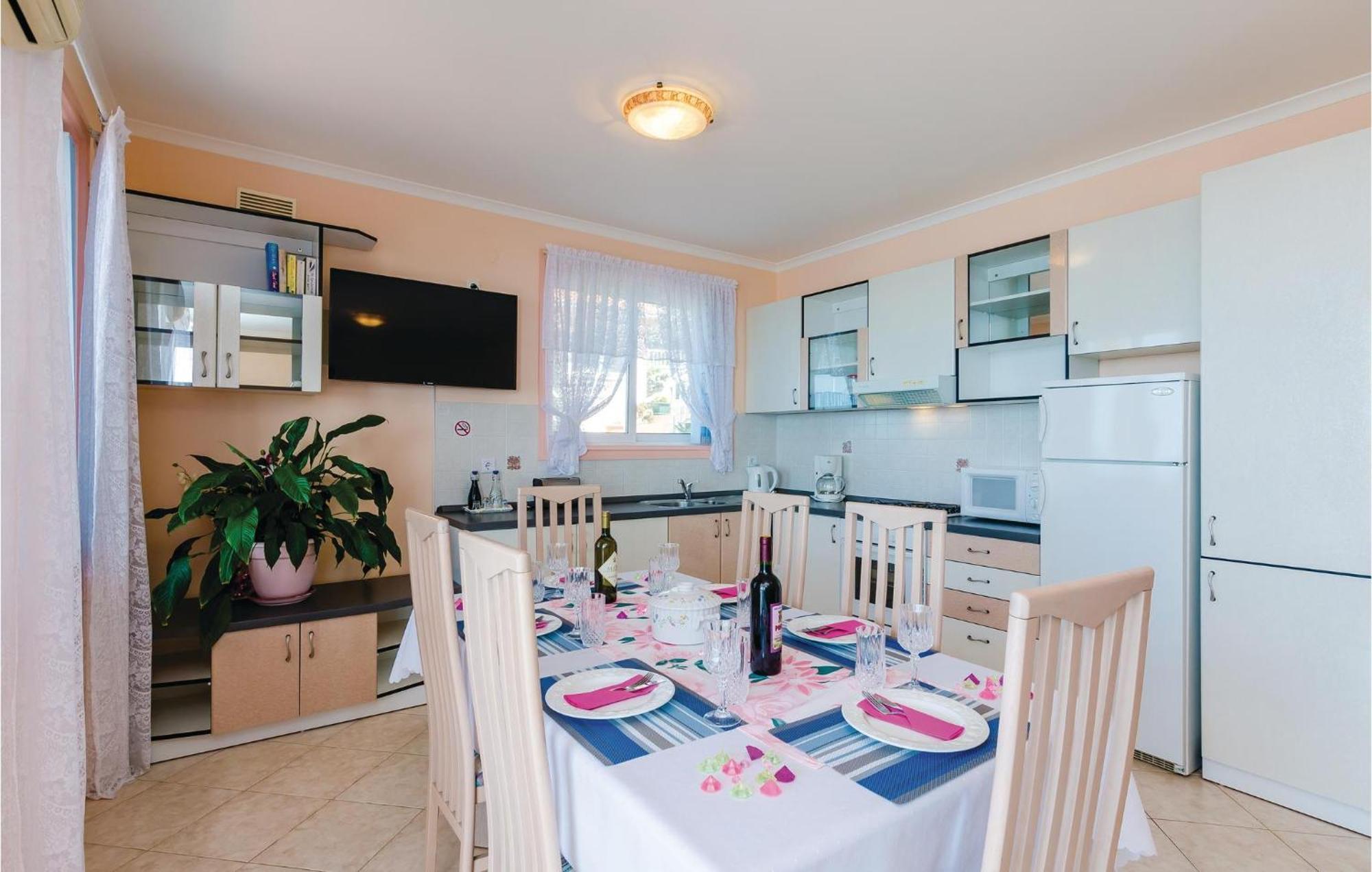 3 Bedroom Beautiful Apartment In Orasac Exterior photo