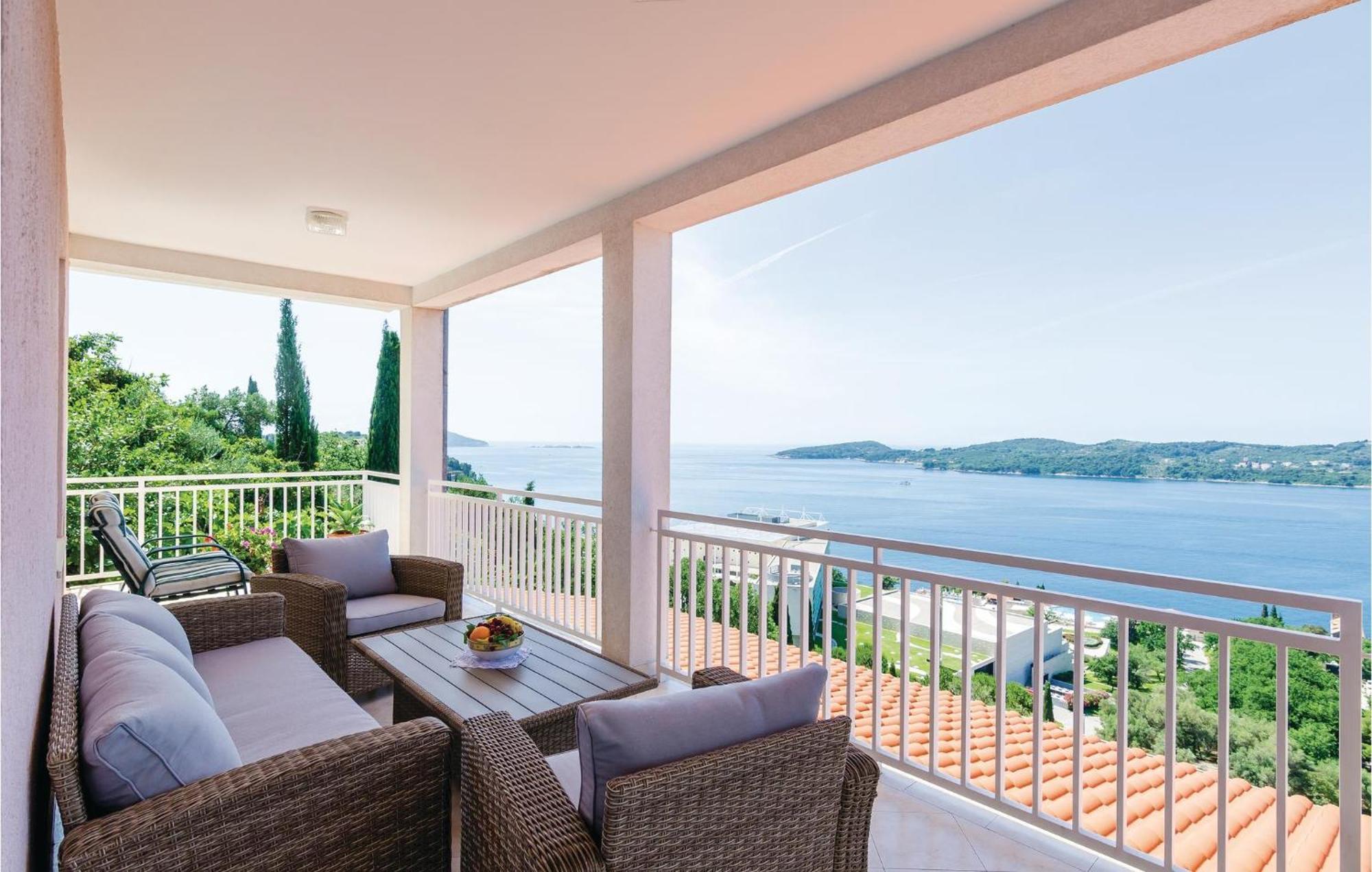 3 Bedroom Beautiful Apartment In Orasac Exterior photo